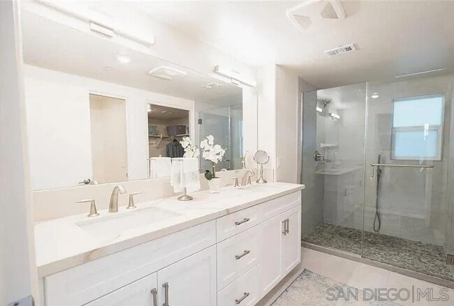 Building Photo - 3128 Cañon St