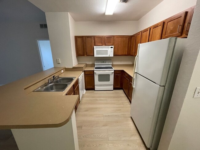 Building Photo - 2 Bedroom/2 Bathroom Condo at Villa Valencia AVAILABLE AUGUST 17th!