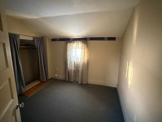 Building Photo - Spacious 4-Bedroom Home for Rent in Laconia – $2,095/month