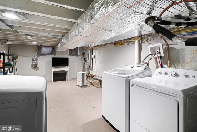 Building Photo - 2050 Mountain St