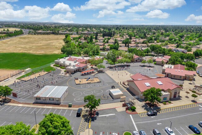 Building Photo - Amazing! 5 Bed 3 Bath Jewel of Roseville