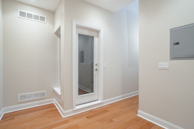 Building Photo - 724 N 3rd St