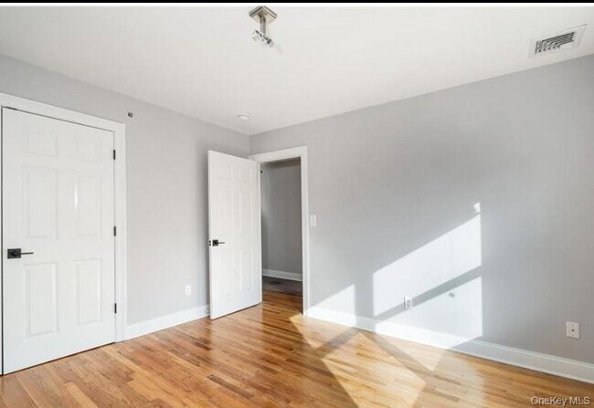 Building Photo - 186 Woodside Ave