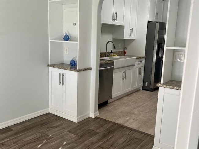 Building Photo - 1006 Villaway W