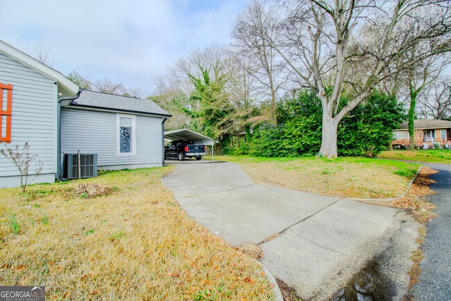Building Photo - 579 Lynmore Ave