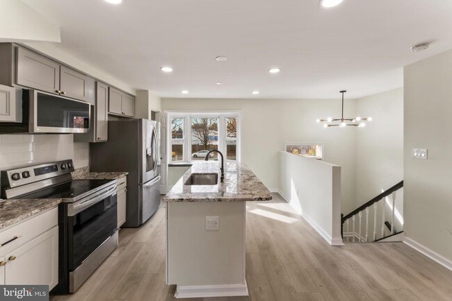 Building Photo - 8213 Roxbury Dr