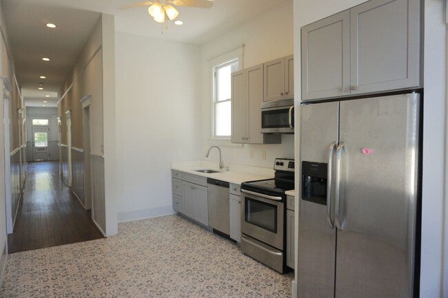 Building Photo - 4 BED | 2 BATH | DOWNSTAIRS APARTMENT IN T...