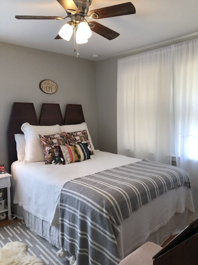 Building Photo - **UPDATED 3-BEDROOM DUPLEX WITH ATTACHED G...