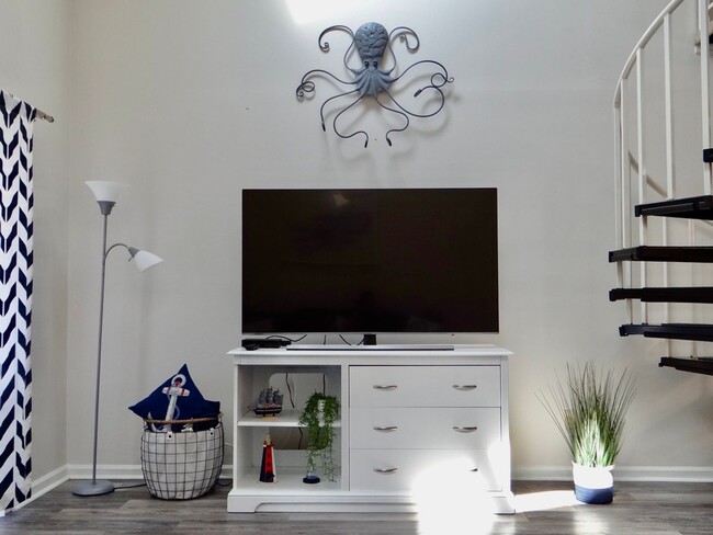 Building Photo - Beautifully Remodeled and Furnished Rental...