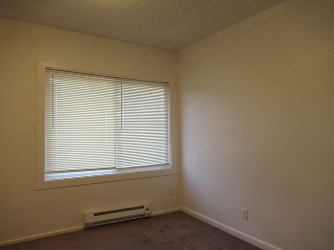 Building Photo - Spacious 2 bedroom one bath unit in 3-plex...