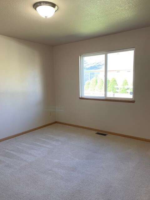 Building Photo - Ranch Style Home Located on Dead-End Street, Easy Access to I-25