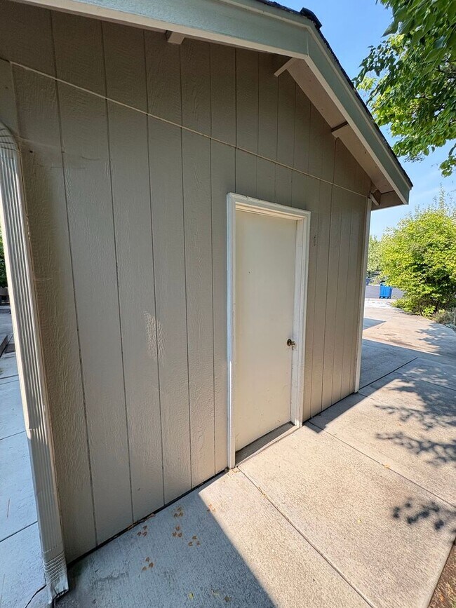 Building Photo - 2 Bed/2 Bath Apartment in NE Bend - Worthington Court