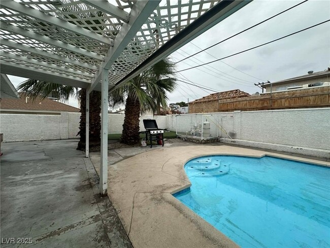 Building Photo - 2419 E Vegas Valley Dr