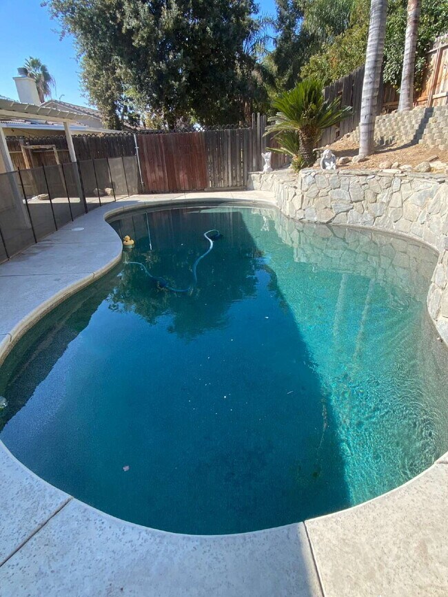 Building Photo - 4 Bed, 2 Bath beautiful home with pool