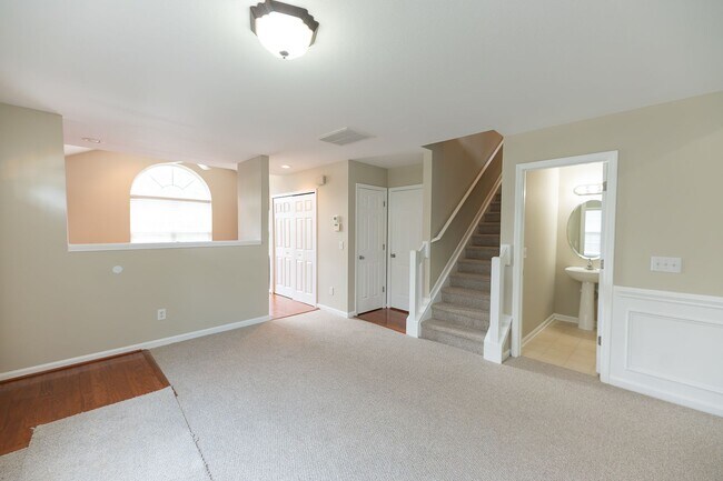 Building Photo - 121 Goldfinch Ave