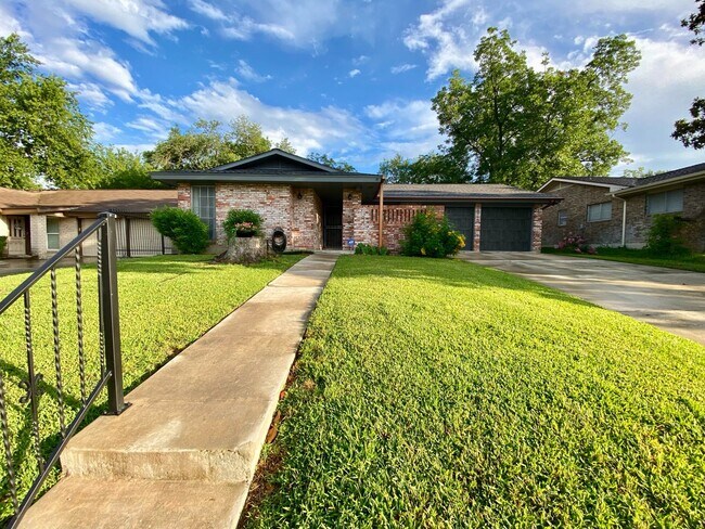 Building Photo - Colonies North Home with 3 BD | 2 BA Available JULY 2026!!