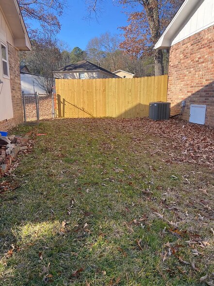 Building Photo - Room in Duplex on Valley Brook Dr