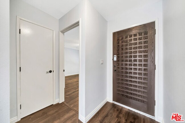 Building Photo - 3606 Vista Rey