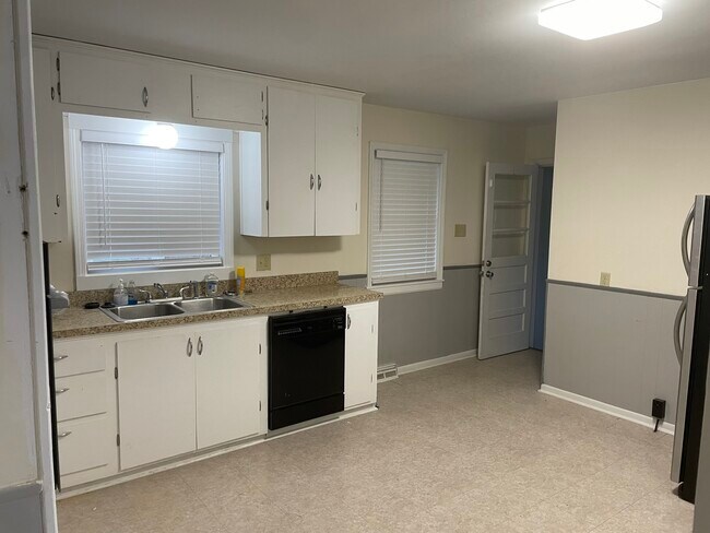 Building Photo - 4932 N Creasy Springs Rd