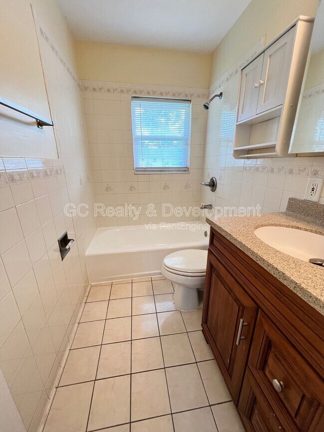 Building Photo - 206 E Center St