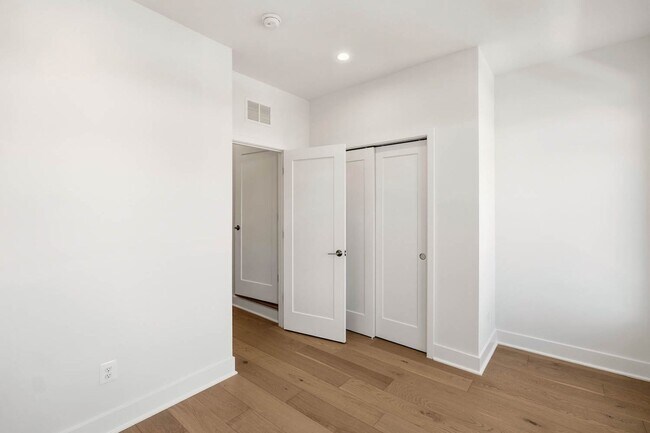 Building Photo - Bloomingdale Townhome | 3 Bed + Den | 3.5 Bath | 1,800 Sf | Large Private Rooftop Deck & Balcony ...