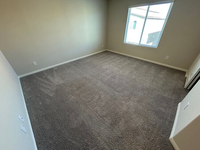 Building Photo - Gorgeous two-story home with 5 bedrooms and 3 bathrooms in a gated community