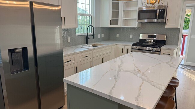 Building Photo - EPIC REA: Charming 2 Bed/ 1 Bath Home in O...