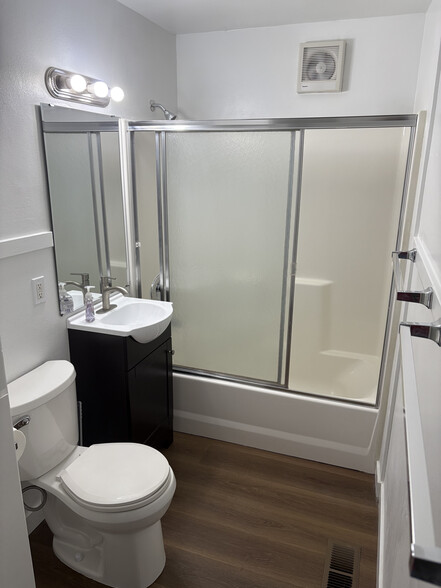 Bathroom - 861 Edmonds Avenue Northeast