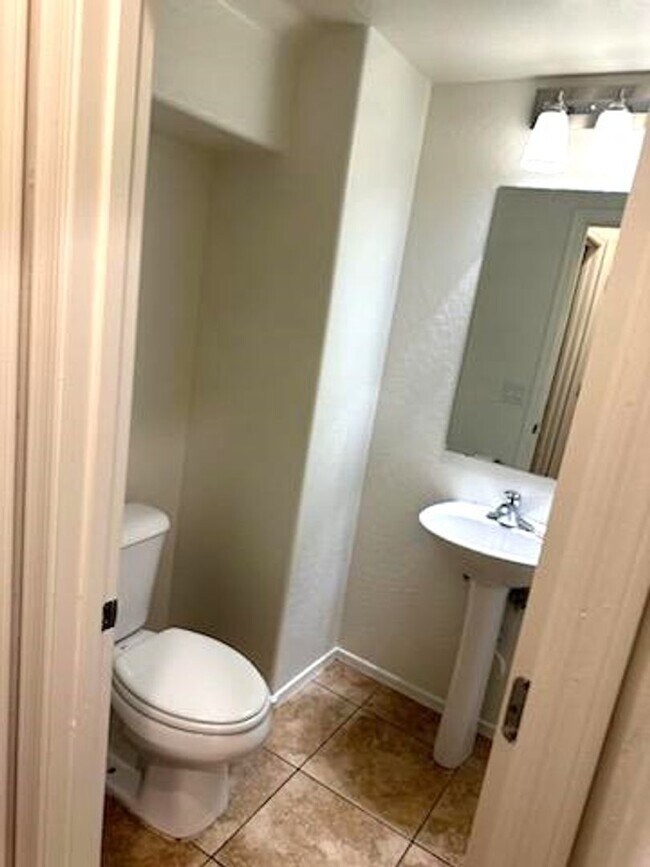 Building Photo - Great 4 bed 2.5 home near community pool!