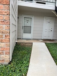 Building Photo - 2800 Jeanetta St