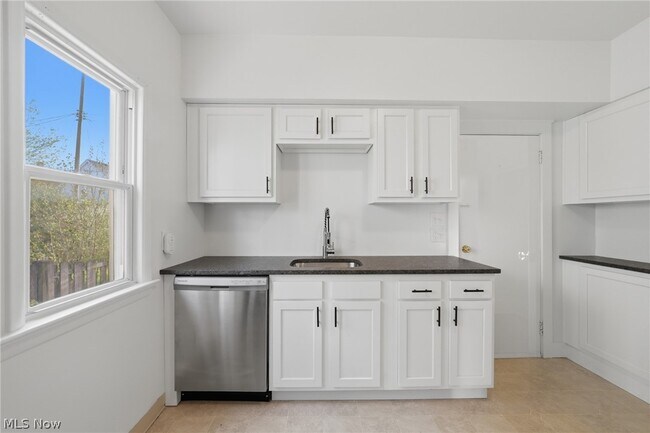 Building Photo - 2058 Wascana Ave