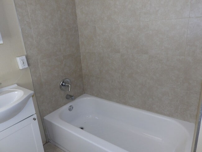 Building Photo - Orange City 3 Bedrooms 2 Bath 900 SQ FT Call Carole Arcaro 386-216-4900