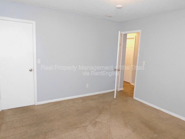 Building Photo - 2406 Markwood Ln SE