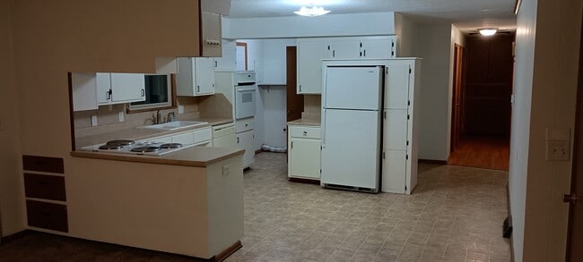 Building Photo - 521 N Lone Pine Ave
