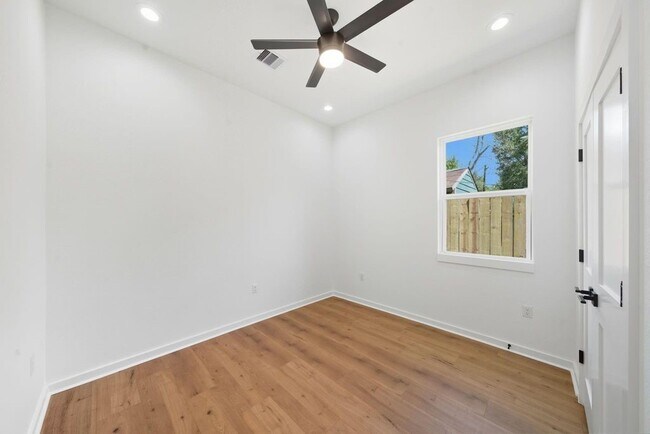 Building Photo - 5029 Van Fleet St