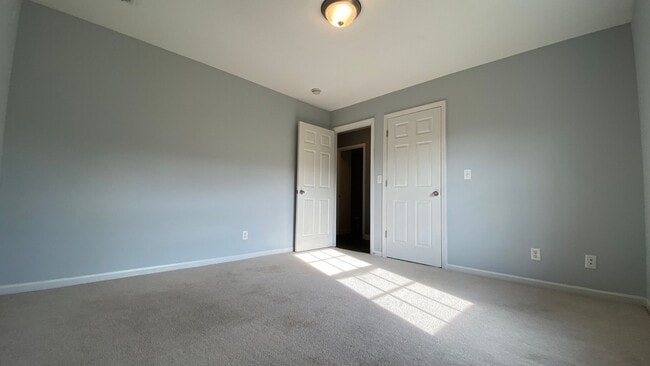 Building Photo - 2 Bedroom, 2 Bathroom Duplex, Close to Ft ...