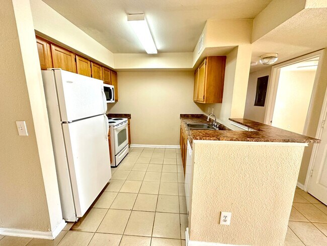 Building Photo - Spacious Ground Floor 3B/2B Unfurnished Condo Near the Beach in the Heart of Destin!
