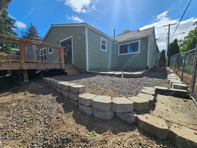 Building Photo - 408 SE Kibling St