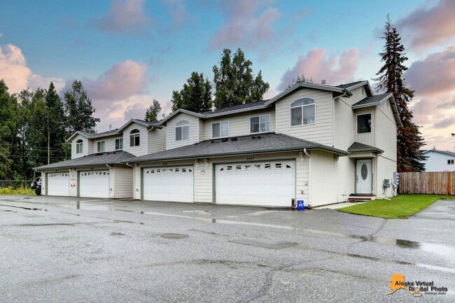 Building Photo - Amberwood Park: Homey Townhouse with Fence...