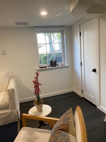 Building Photo - 2216 E Roanoke St