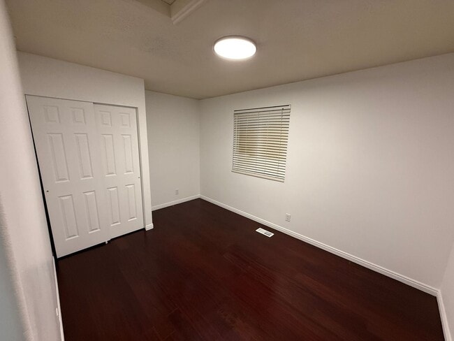 Building Photo - Beautiful 6 bedroom home!