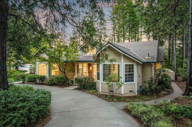 Building Photo - Spacious 3 Bedroom 2 Bathroom Home in Conv...
