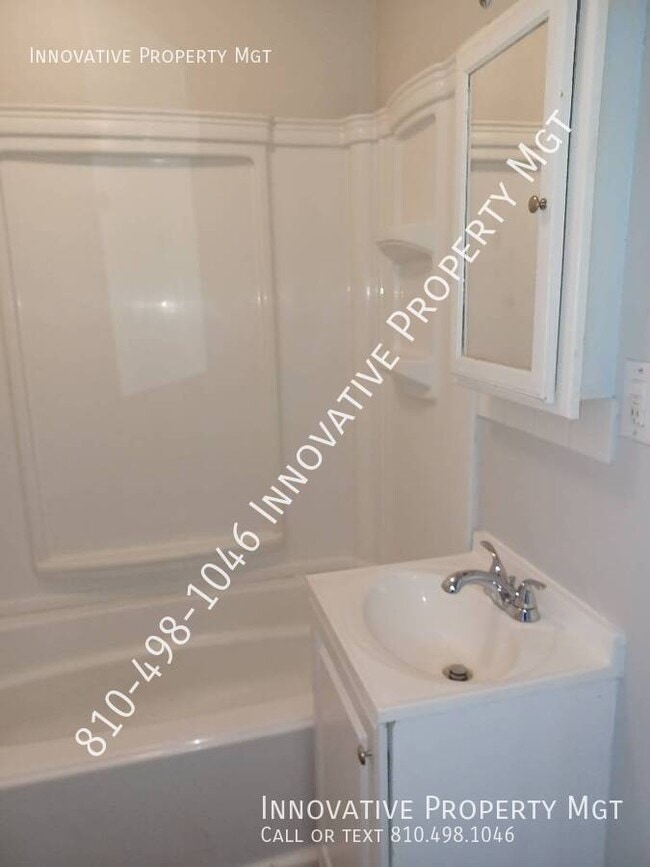 Building Photo - 2213 Savoy Ave