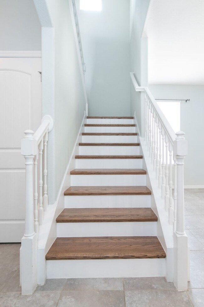 Building Photo - Stunning 4bed /3.5 bath Home For Rent at W...