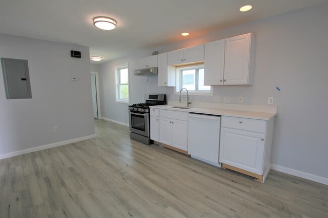 Building Photo - 52 Shawmut St