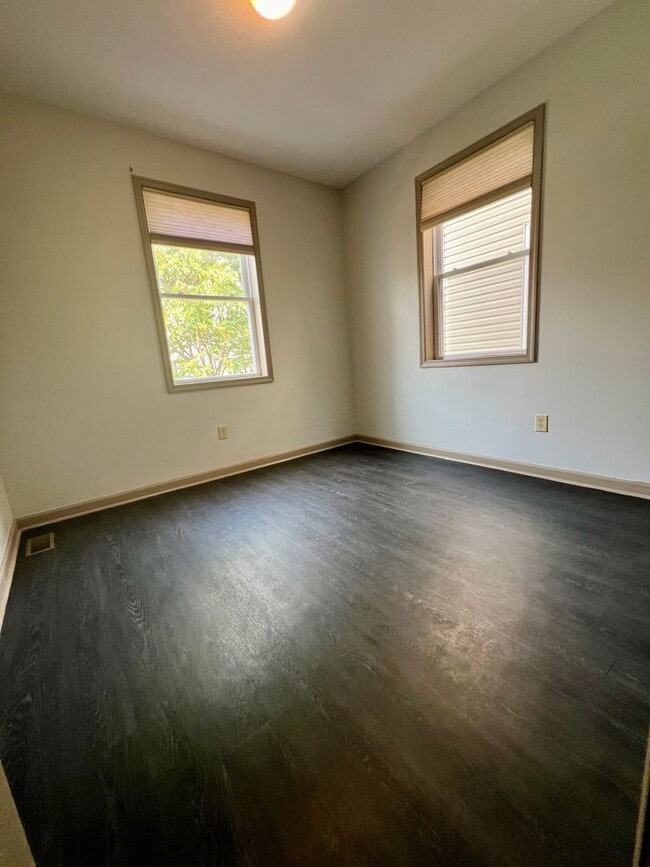 Building Photo - Stunning 6-Bedroom Townhome Steps Away from Temple! Available NOW! RENT SPECIAL - One Month FREE ...