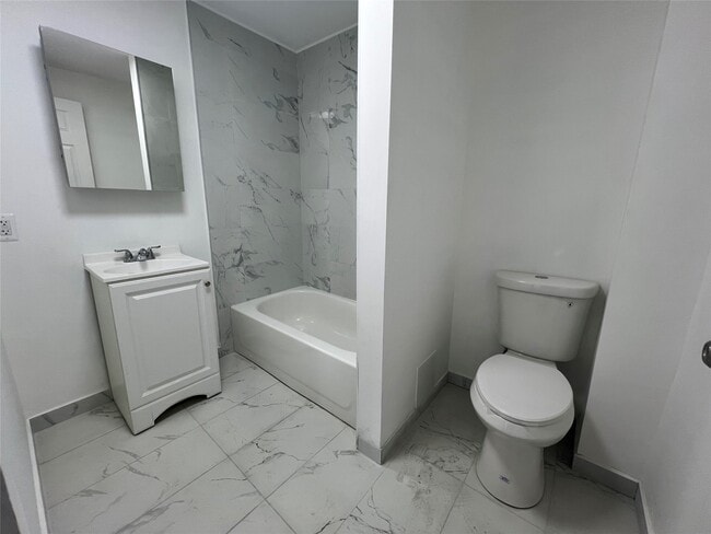 Building Photo - 24 Robinson St