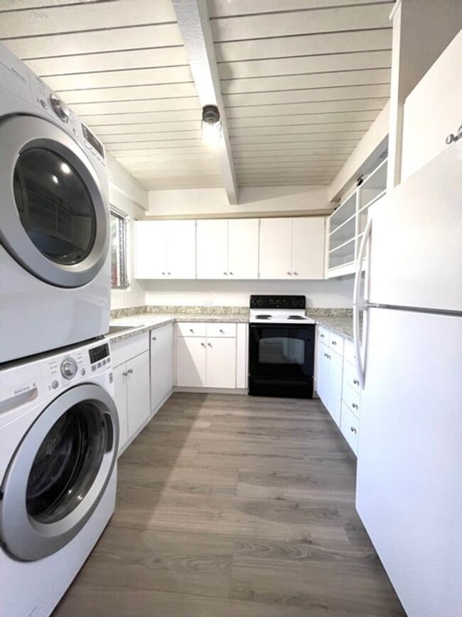 Building Photo - 2 Bedroom, 2 Bathroom, 1 Parking (Tropic G...