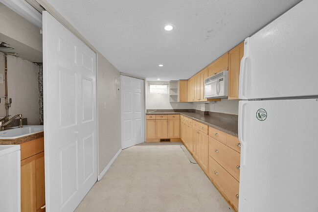 Building Photo - $3,195, 3-bed, 3-bath located in Denver wi...