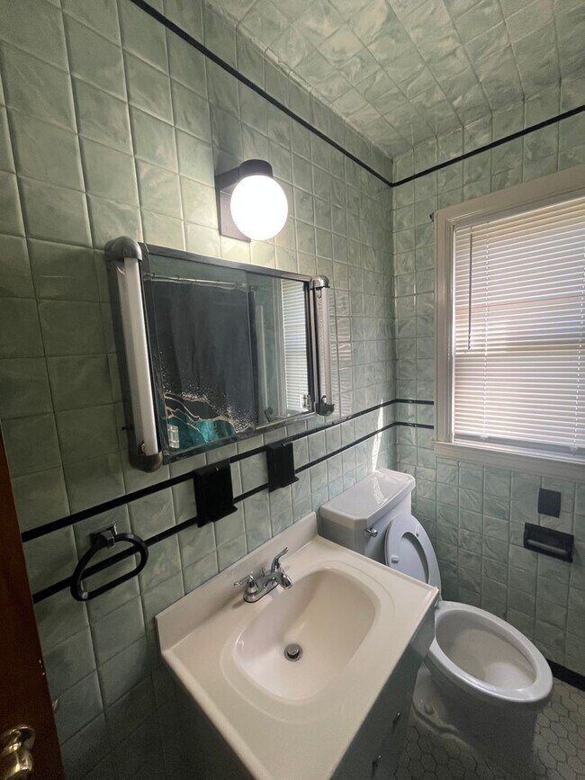 Building Photo - 3 Bedroom Home with In-Law Suite Available Near Rochester General